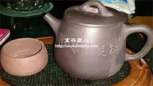 紫砂壺泡開水后外面一層白色是怎么回事