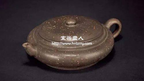 一把低目數(shù)的紫砂壺顆粒感明顯