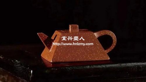 紫砂壺表面上為什么會(huì)出現(xiàn)白點(diǎn)