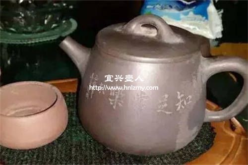 紫砂壺上出現(xiàn)白霜的原因有很多