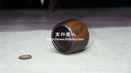 柴窯燒制的紫砂杯有很豐富的層次感