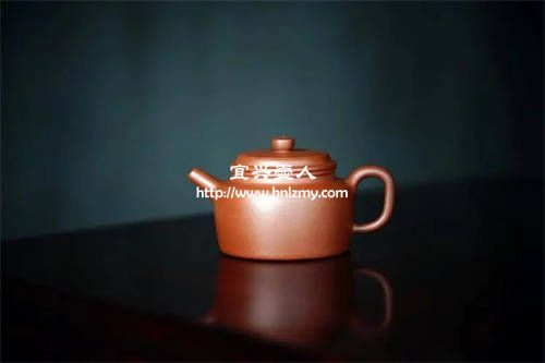 同樣大小的紫砂壺全手比半手輕嗎？