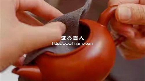 紫砂泥料本身也會帶有土腥味