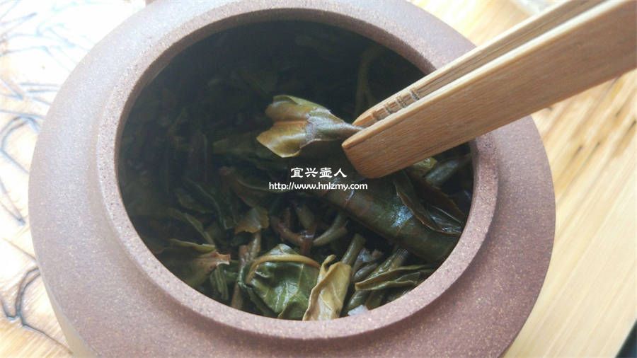 使用工具清理紫砂壺中的茶葉