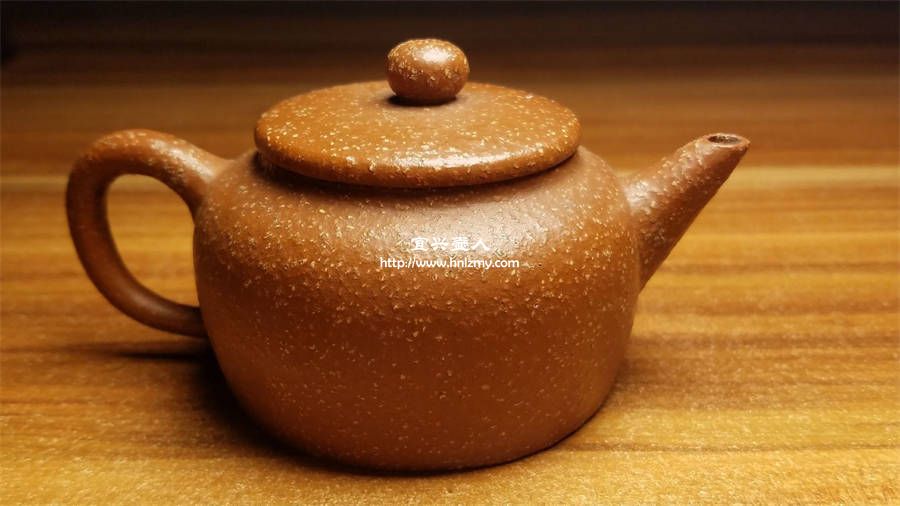 調(diào)砂泥制作的紫砂壺