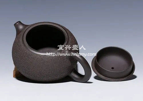 使用焐灰工藝制作黑色紫砂壺的過(guò)程