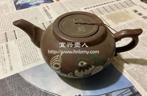 一把南泥壺，和紫砂壺外形非常相似