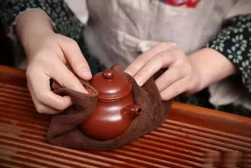 新壺有土腥味正常現(xiàn)象