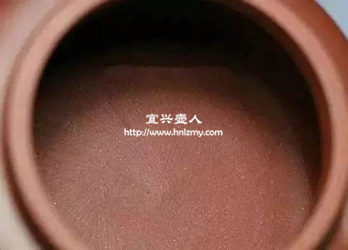 壺內(nèi)底部放射狀的亮白色紋路
